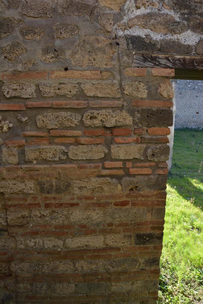 IX.5.14 Pompeii. May 2017. 
Room �o�, west wall with doorway onto east portico of peristyle �k�.
Foto Christian Beck, ERC Grant 681269 D�COR.

