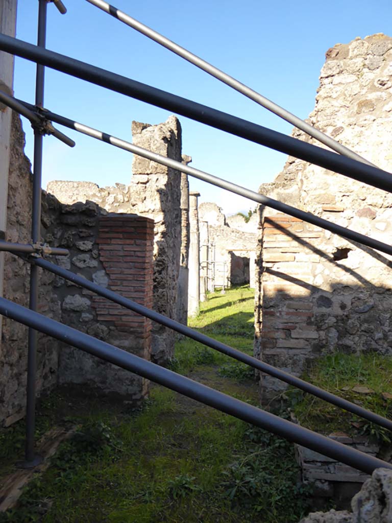 IX.5.16 Pompeii. January 2017.
Kitchen “q”, looking north, across corridor “p” to doorway from servants’ area towards east portico.
Foto Annette Haug, ERC Grant 681269 DÉCOR