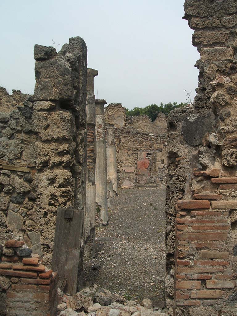 IX.5.14 Pompeii. May 2005.
Looking north from kitchen “q” doorway, across corridor “p” to doorway from servants’ area towards east portico.