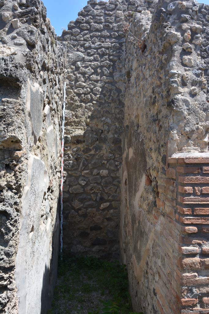 IX.5.14 Pompeii. May 2017. Corridor “p”, looking east from doorway to kitchen “q”, on right.
Foto Christian Beck, ERC Grant 681269 DÉCOR.