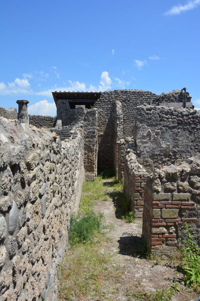 IX.5.14 Pompeii. March 2017. Corridor “p”, looking east from near room “t”, on right.
Foto Christian Beck, ERC Grant 681269 DÉCOR.
