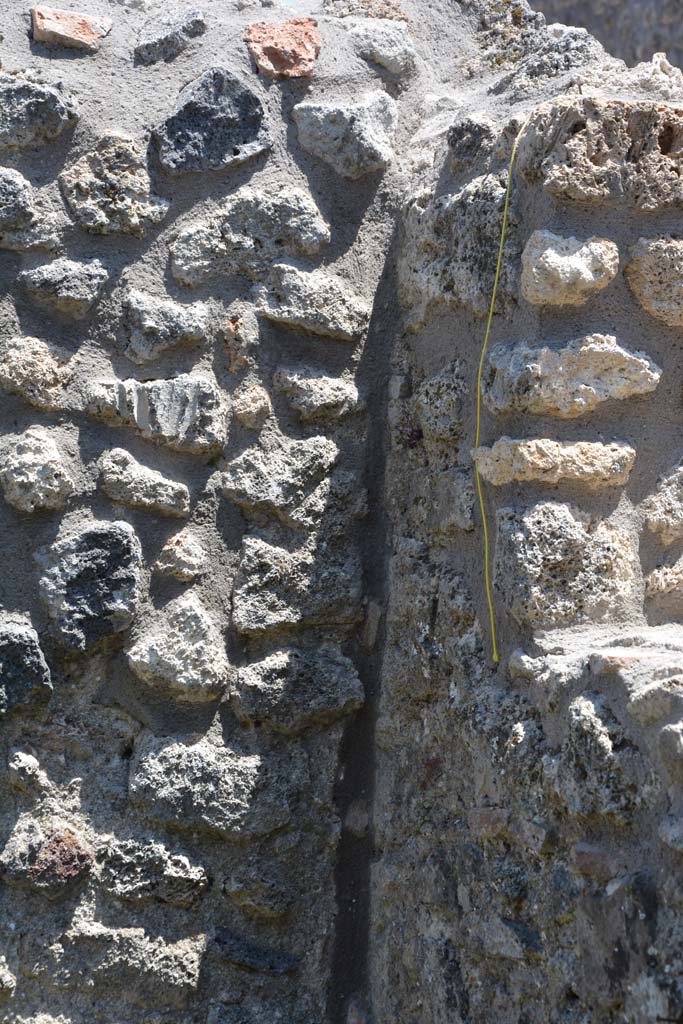 IX.5.14 Pompeii. May 2017. Room “t”, detail from south-east corner, and window.
Foto Christian Beck, ERC Grant 681269 DÉCOR.