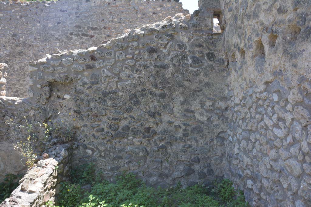 IX.5.14 Pompeii. May 2017. Room “s”, looking towards south wall, with room “t” visible over small wall on left.
Foto Christian Beck, ERC Grant 681269 DÉCOR.