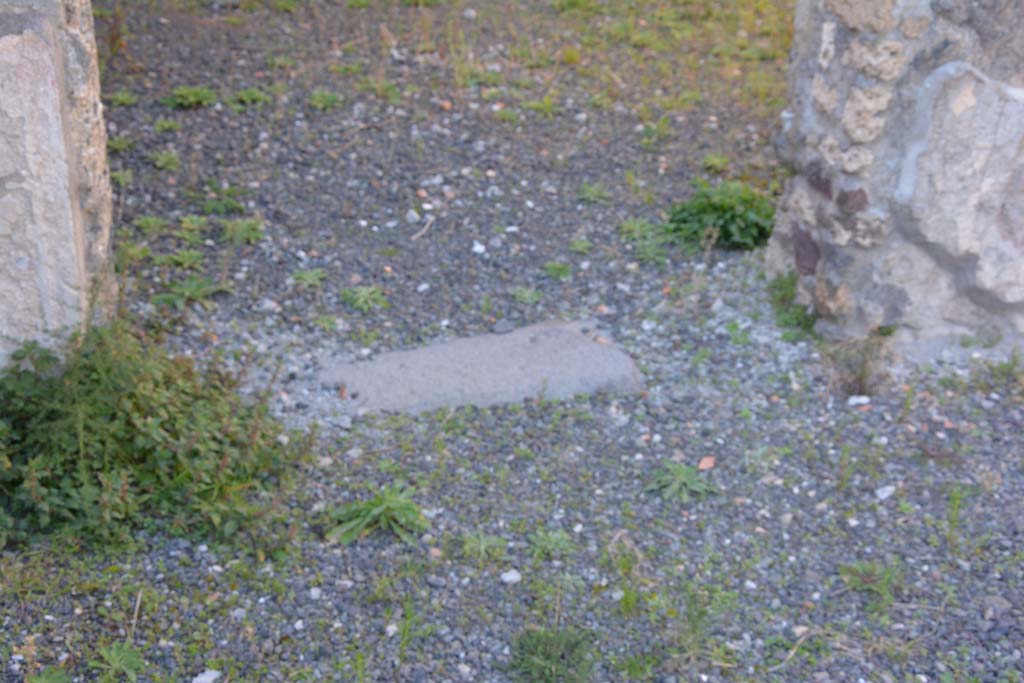 IX.5.14 Pompeii. March 2017.  Room �f�, looking towards remains of doorway threshold from atrium �b�.
Foto Christian Beck, ERC Grant 681269 D�COR.
