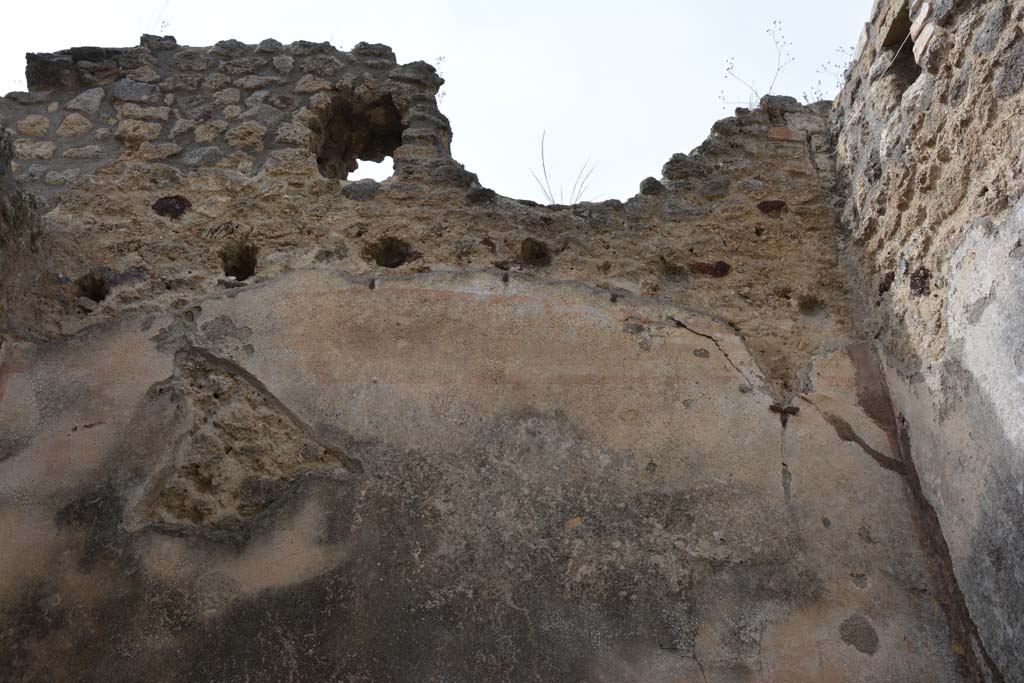 IX.5.14 Pompeii. May 2017. 
Room �d�, looking to higher upper north wall, with holes for support beams for an upper floor above the curve of the arched ceiling.
Foto Christian Beck, ERC Grant 681269 D�COR.

