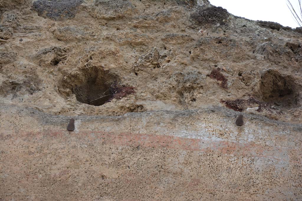 IX.5.14 Pompeii. May 2017. Room �d�, detail of holes for support beams for an arched ceiling, and upper wall decoration.
Foto Christian Beck, ERC Grant 681269 D�COR.

