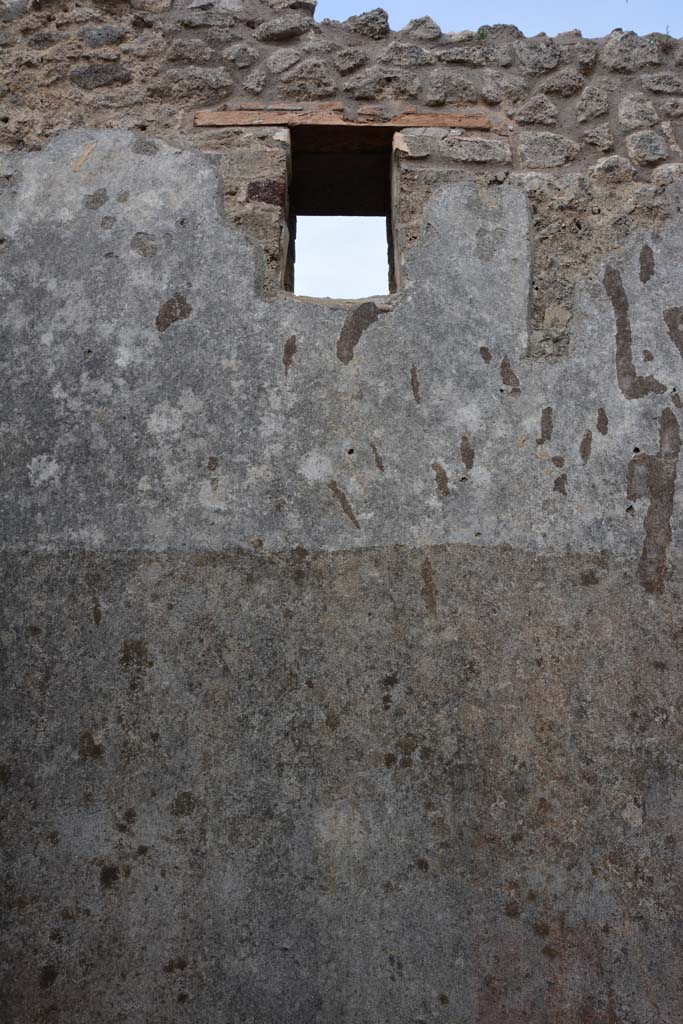 IX.5.14 Pompeii. May 2017. Room �d�, window in upper east wall.
Foto Christian Beck, ERC Grant 681269 D�COR.
