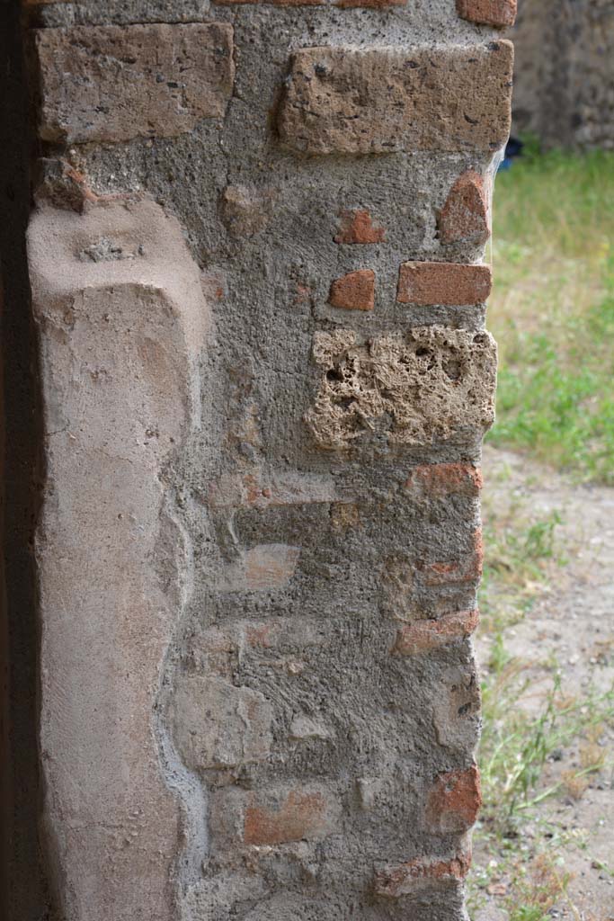 IX.5.14 Pompeii. May 2017. Room �c�, looking towards south side of doorway.  
Foto Christian Beck, ERC Grant 681269 D�COR.
