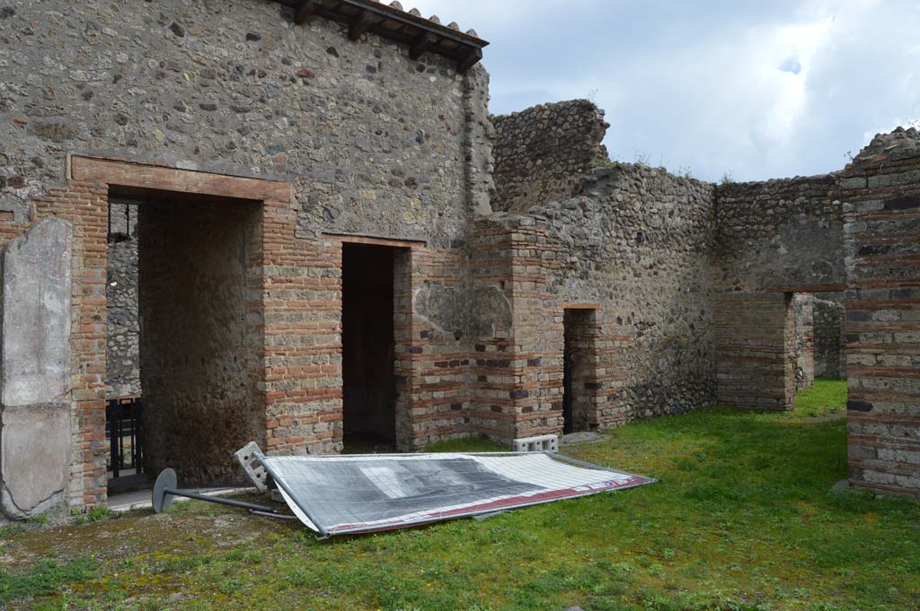 IX.5.14 Pompeii. March 2018. Looking south-east across atrium towards entrance fauces, on left, and doorway to room �g�, on its south side.
Next to that is the small doorway of room �h�, leading to IX.5.15 in the large room �i�, on the right, and a doorway leading south into IX.5.16.
Foto Taylor Lauritsen, ERC Grant 681269 D�COR.

