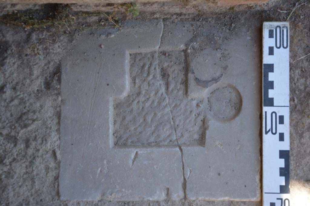 IX.5.14 Pompeii. May 2017. Room �g�, detail of door seating at south end of doorway.
Foto Christian Beck, ERC Grant 681269 D�COR.
