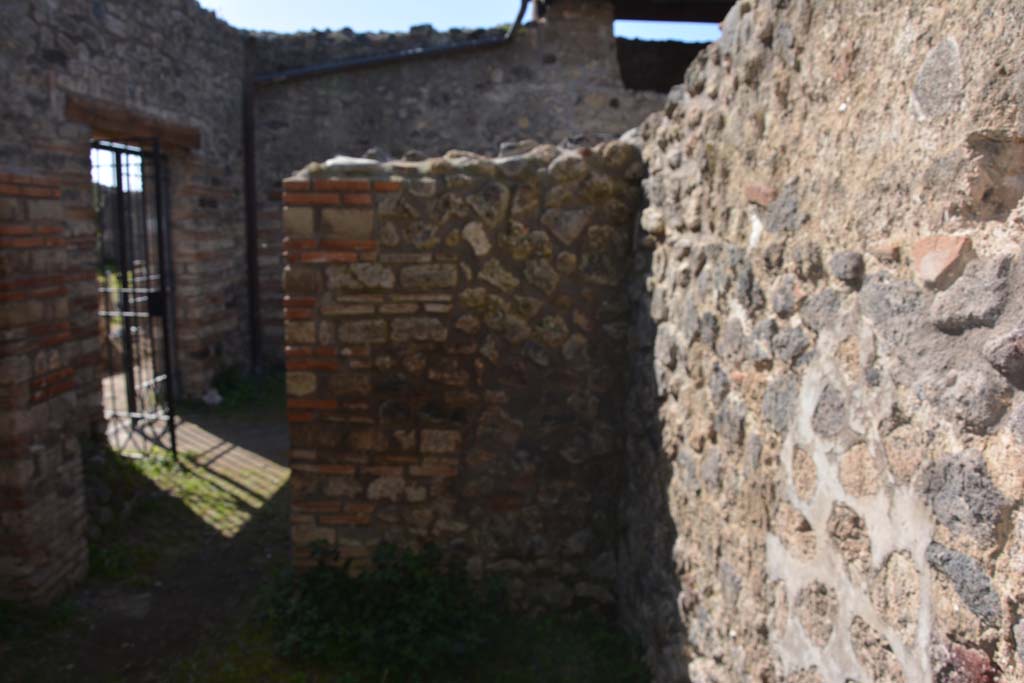 IX.5.16 Pompeii. March 2017. Room b�, looking towards west wall in north-west corner.   
Foto Christian Beck, ERC Grant 681269 D�COR.

