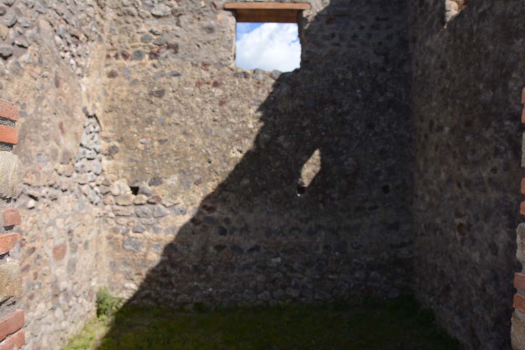 IX.5.16 Pompeii. March 2017. Room b�, looking towards east wall with window overlooking Vicolo del Centenario.    
Foto Christian Beck, ERC Grant 681269 D�COR.

