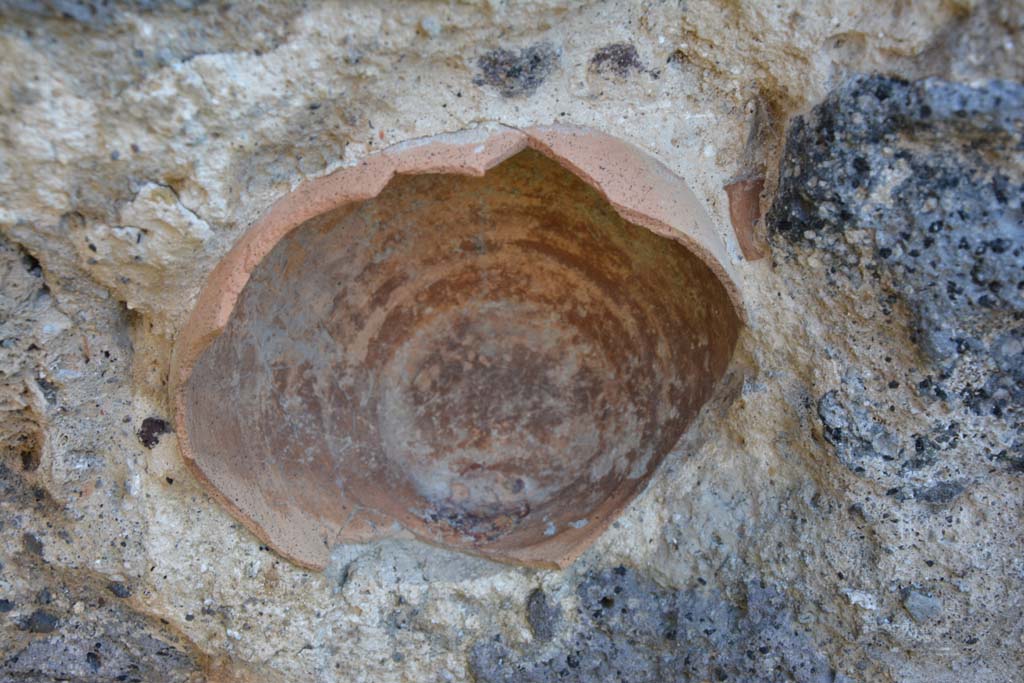 IX.5.16 Pompeii. March 2017. Room b�, detail of terracotta pot embedded into south wall.  
Foto Christian Beck, ERC Grant 681269 D�COR.
