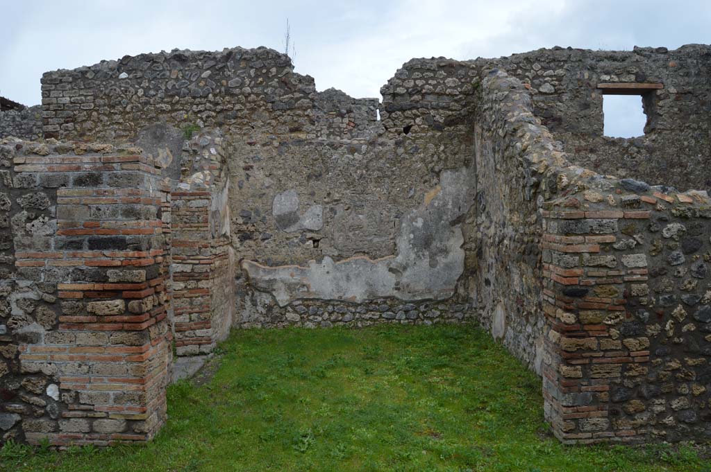 IX.5.16 Pompeii. March 2018. Looking east into ala �c�, with doorway to triclinium �d�, on left. 
Foto Taylor Lauritsen, ERC Grant 681269 D�COR.

