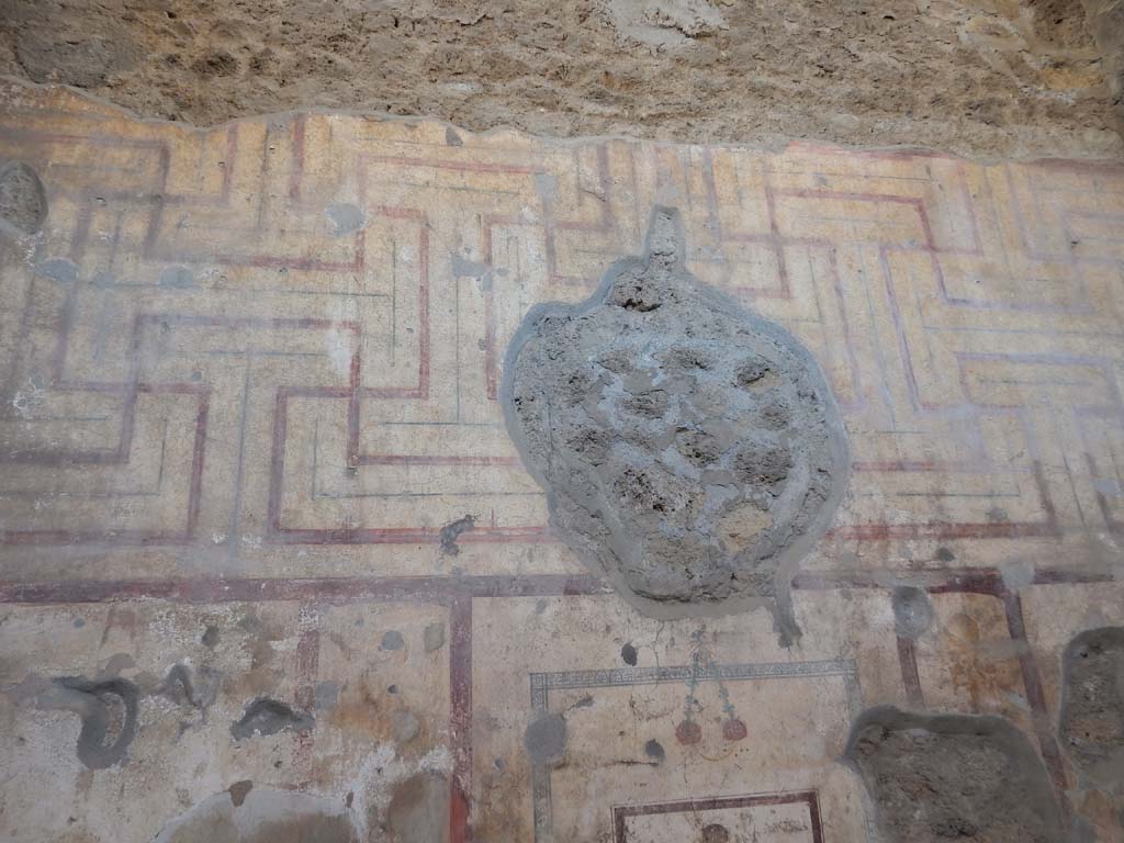 IX.5.16 Pompeii. June 2019. Cubiculum f’, looking towards upper west wall.
Photo courtesy of Buzz Ferebee.