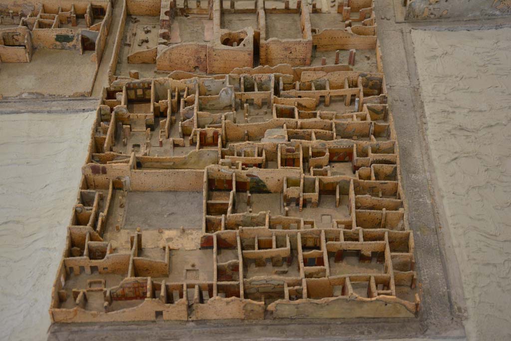 IX.5, Pompeii. July 2017. Looking west across insula, with Central Baths, at top, Via di Nola, on right, Vicolo del Centenario, lower.
IX.5.16 can be seen in the lower left, liked to IX.5.14.
From cork model in Naples Archaeological Museum.
Foto Annette Haug, ERC Grant 681269 DÉCOR.