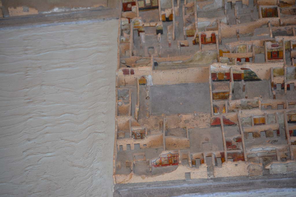 IX.5.14-16 Pompeii. Details of rooms in south-east corner of insula, looking west.
In IX.5.16, the rooms seen here with the painted walls are room f’, cubiculum on west side of atrium, and triclinium d’, on east side of atrium.
From cork model in Naples Archaeological Museum.
Foto Annette Haug, ERC Grant 681269 DÉCOR