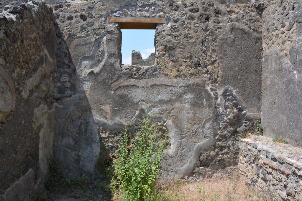 IX.5.17/6 Pompeii. May 2017. Room x, looking towards north wall in lower room with window overlooking garden u, of IX.5.6.
Foto Christian Beck, ERC Grant 681269 D�COR.
