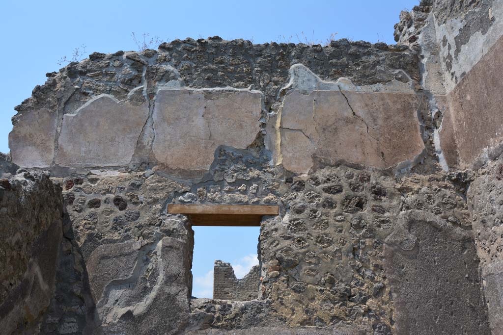 IX.5.17/6 Pompeii. May 2017. Room x, upper north wall and window in lower room overlooking garden u, of IX.5.6.
Foto Christian Beck, ERC Grant 681269 D�COR.
