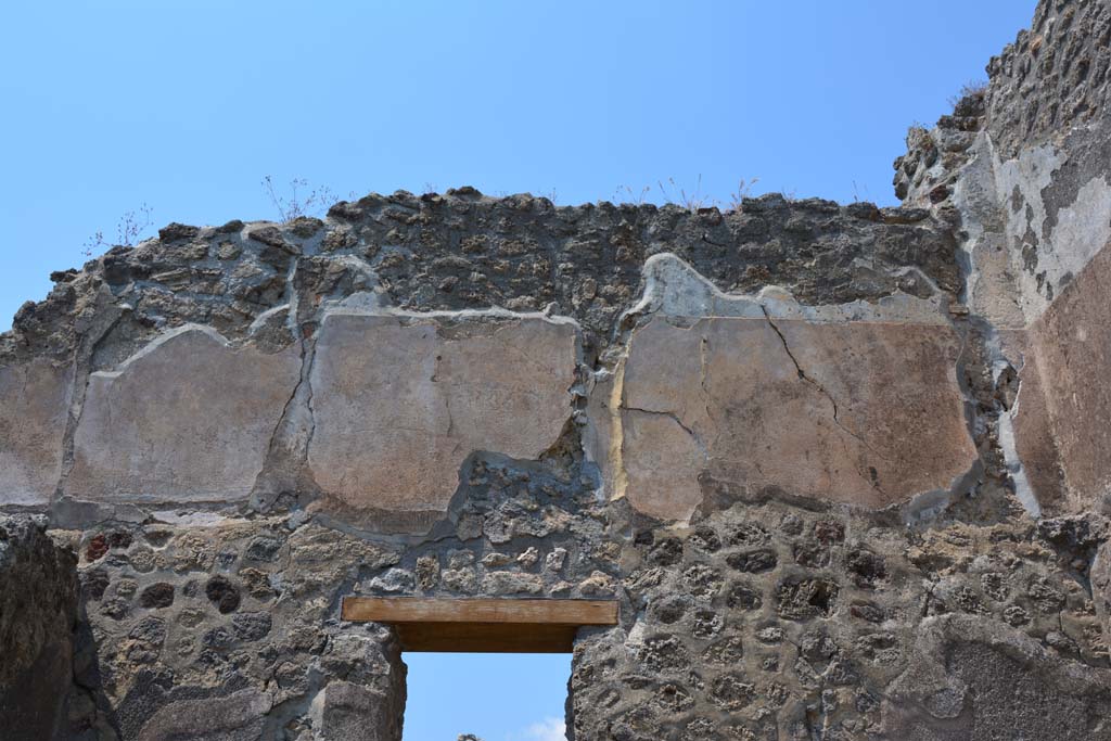 IX.5.17/6 Pompeii. May 2017. Room x, detail of remaining plaster from north wall of an upper floor.
Foto Christian Beck, ERC Grant 681269 D�COR.
