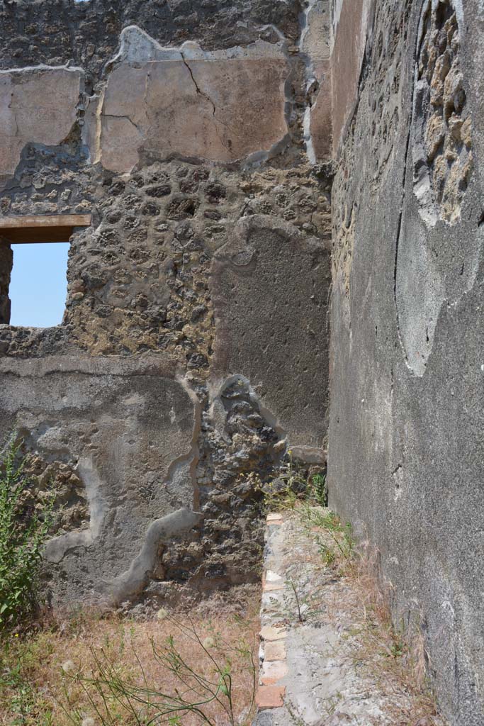 IX.5.17/6 Pompeii. May 2017. 
Room x, looking north along east wall towards north-east corner.
Foto Christian Beck, ERC Grant 681269 D�COR.
