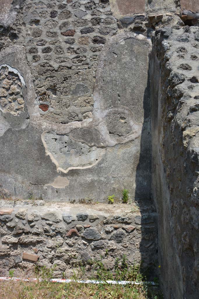 IX.5.17/6 Pompeii. May 2017. Room x, lower east wall in south-east corner.
Foto Christian Beck, ERC Grant 681269 D�COR.
