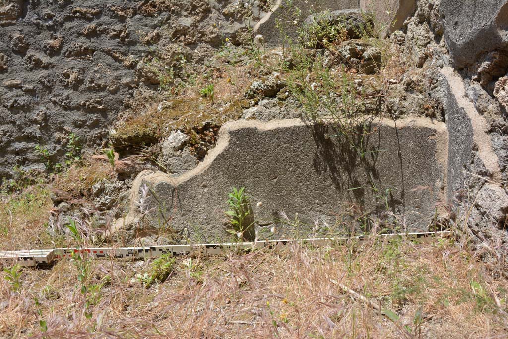 IX.5.6 Pompeii. May 2017. Room q, detail of lower wall on south side of base of steps.
Foto Christian Beck, ERC Grant 681269 D�COR.
