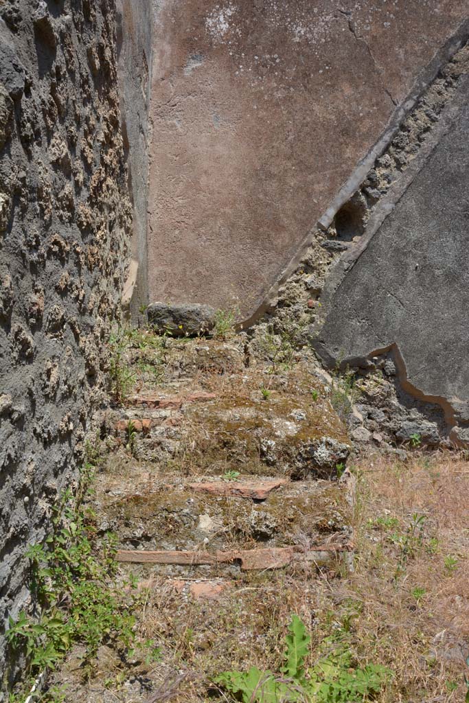 IX.5.6 Pompeii. May 2017. Room q, looking east towards base of steps in north-east corner.
Foto Christian Beck, ERC Grant 681269 D�COR.
