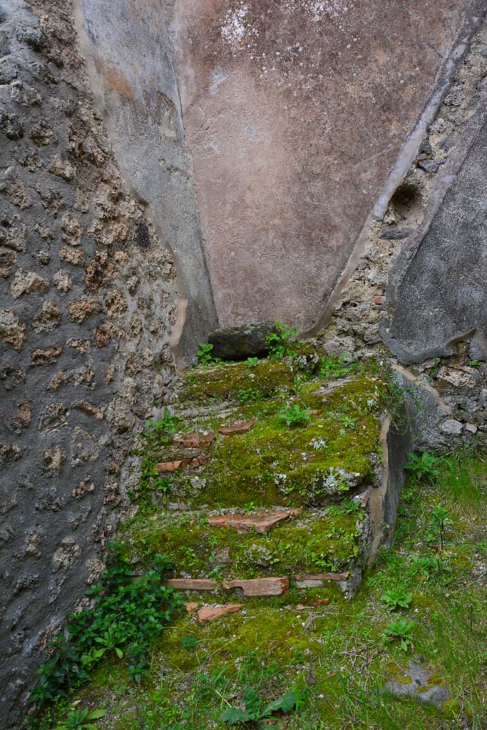 IX.5.17/6 Pompeii. March 2017. 
Room q, looking east towards base of steps in north-east corner.
Foto Christian Beck, ERC Grant 681269 D�COR.
