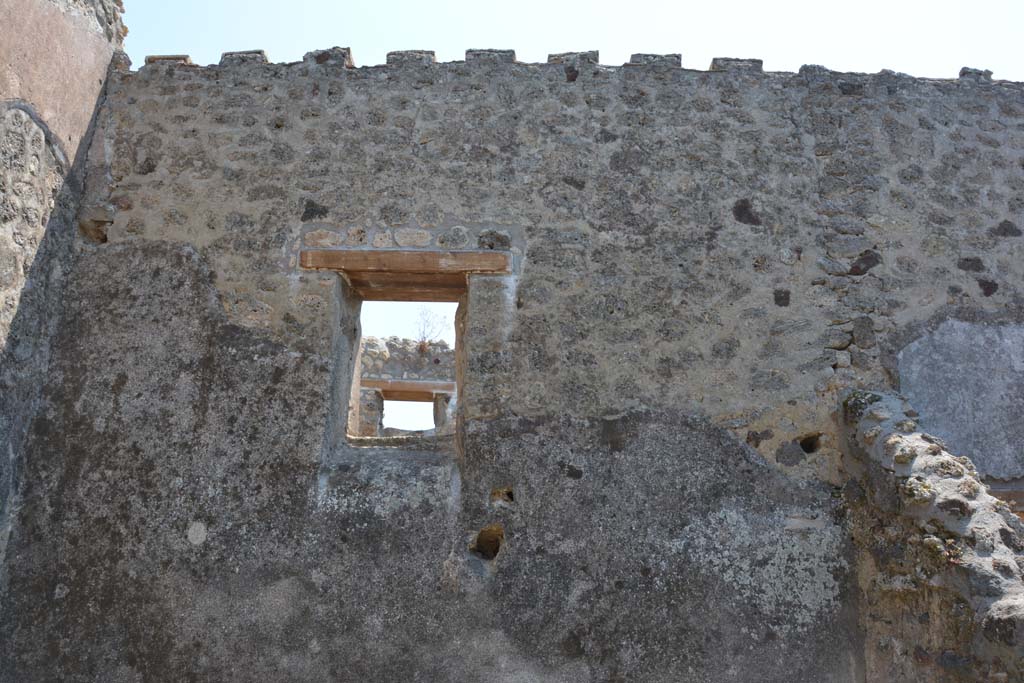 IX.5.6 Pompeii. May 2017. Room q, upper south wall with window overlooking vicolo.
Foto Christian Beck, ERC Grant 681269 D�COR.
