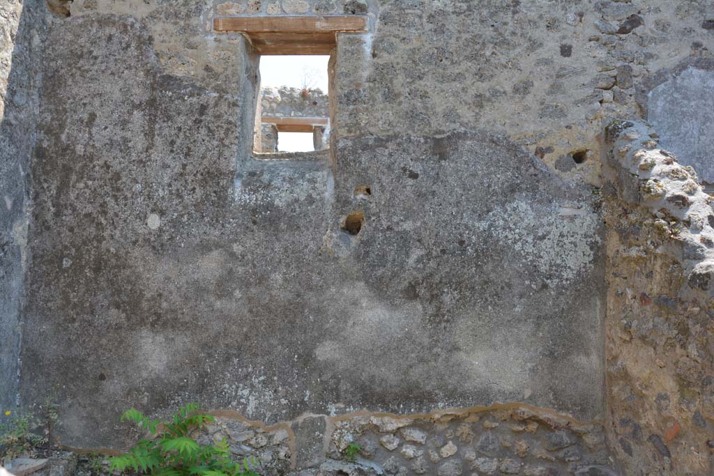 IX.5.6 Pompeii. May 2017. Room q, south wall with window overlooking vicolo.
Foto Christian Beck, ERC Grant 681269 D�COR.


