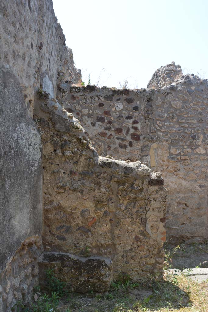 IX.5.6 Pompeii. May 2017. 
Room q, looking towards west wall in south-west corner, with doorway to corridor y, on right.
Foto Christian Beck, ERC Grant 681269 D�COR.
