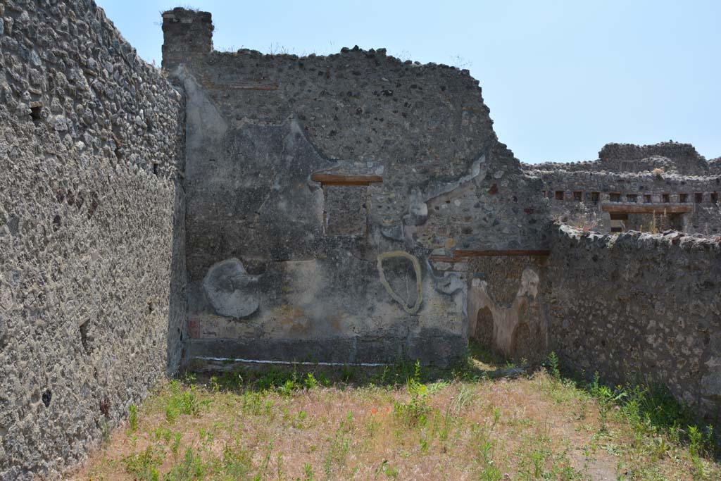 IX.5.6/17 Pompeii. May 2017. Room u, looking south across garden area towards doorway to rooms w, x and q, in IX.5.17.
Foto Christian Beck, ERC Grant 681269 D�COR.
