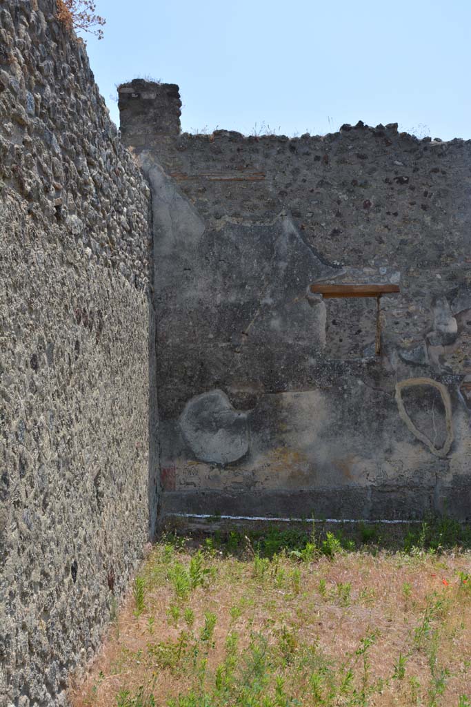 IX.5.6/17 Pompeii. May 2017. Room u, looking towards south-east corner of garden area with decorated wall. 
Foto Christian Beck, ERC Grant 681269 D�COR.
