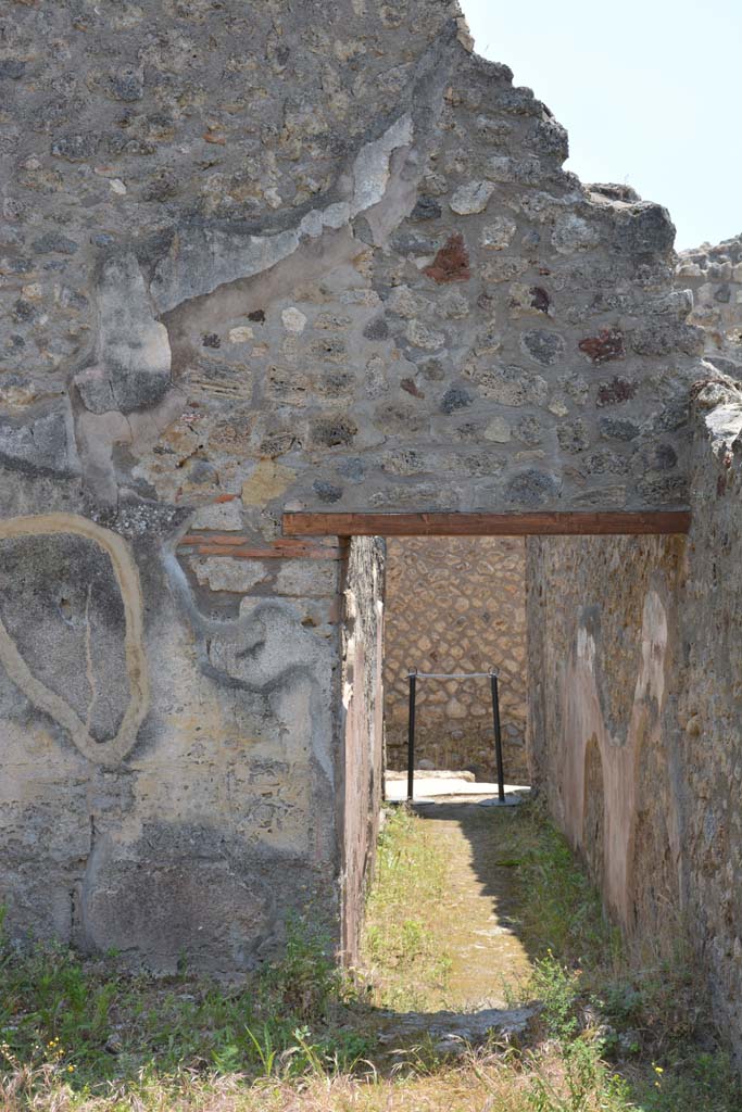 IX.5.6/17 Pompeii. May 2017. 
Room u, doorway in south-west corner of garden area leading into corridor y, of IX.5.17
Foto Christian Beck, ERC Grant 681269 D�COR.

