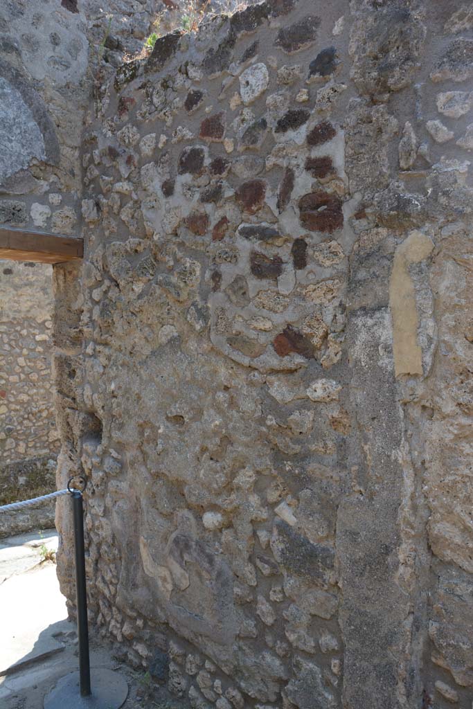 IX.5.6 Pompeii. May 2017.
Room y, west side of entrance corridor, looking south-west towards doorway.
Foto Christian Beck, ERC Grant 681269 DÉCOR
