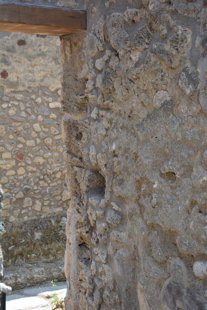 IX.5.6 Pompeii. May 2017. Room y, detail from west side of doorway.
Foto Christian Beck, ERC Grant 681269 DÉCOR.