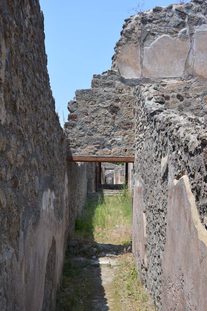 IX.5.6 Pompeii. May 2017. Room y, looking north through doorway into garden area u, of IX.5.6
Foto Christian Beck, ERC Grant 681269 DÉCOR.