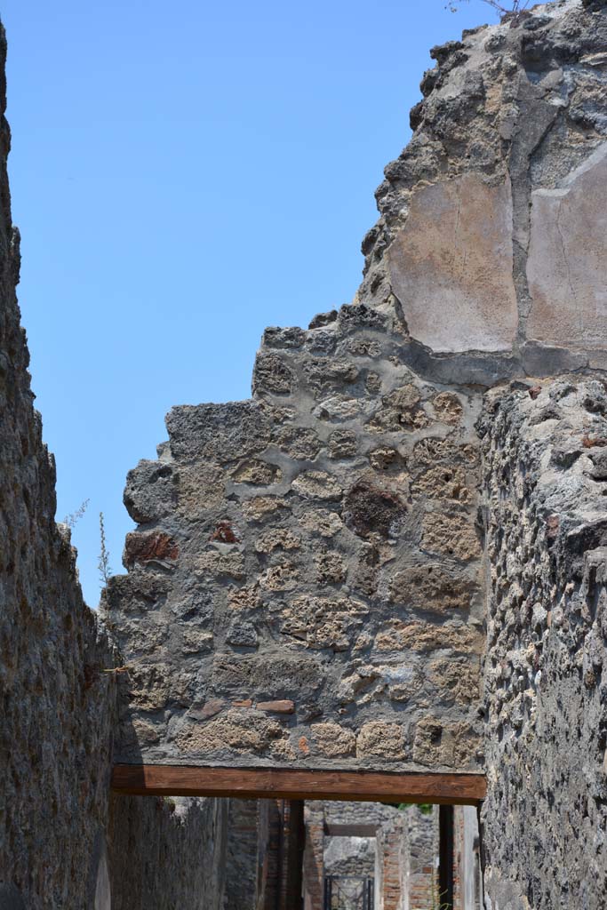 IX.5.6 Pompeii. May 2017.
Room y, detail from north wall above doorway to garden area, u.
Foto Christian Beck, ERC Grant 681269 DÉCOR.