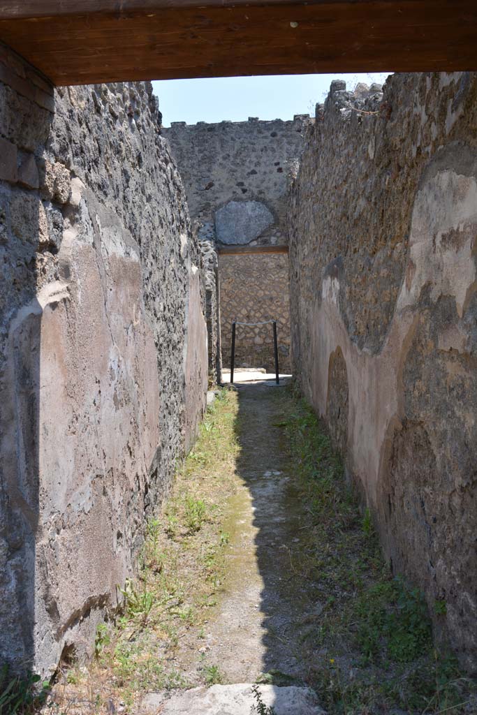 IX.5.6 Pompeii. May 2017. Room y, looking south along corridor y from garden area u.
Foto Christian Beck, ERC Grant 681269 DÉCOR.