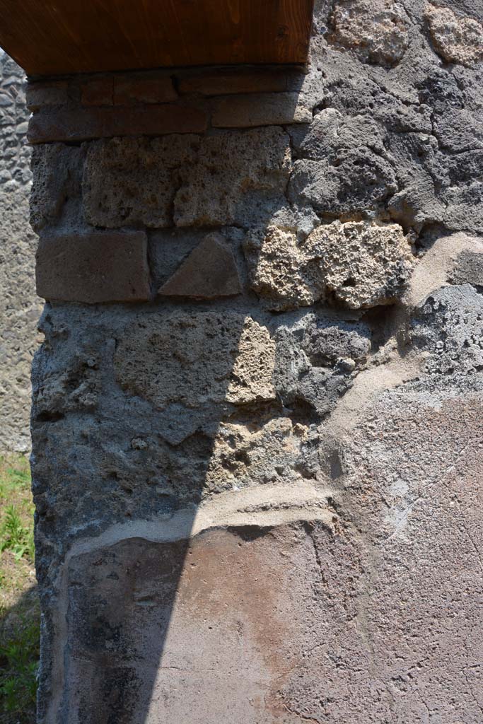 IX.5.6 Pompeii. May 2017. Room y, remaining plaster at north end of east wall.
Foto Christian Beck, ERC Grant 681269 DÉCOR.
