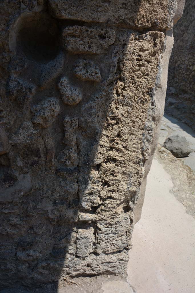 IX.5.6 Pompeii. May 2017. Room y, east wall of entrance doorway.
Foto Christian Beck, ERC Grant 681269 DÉCOR.