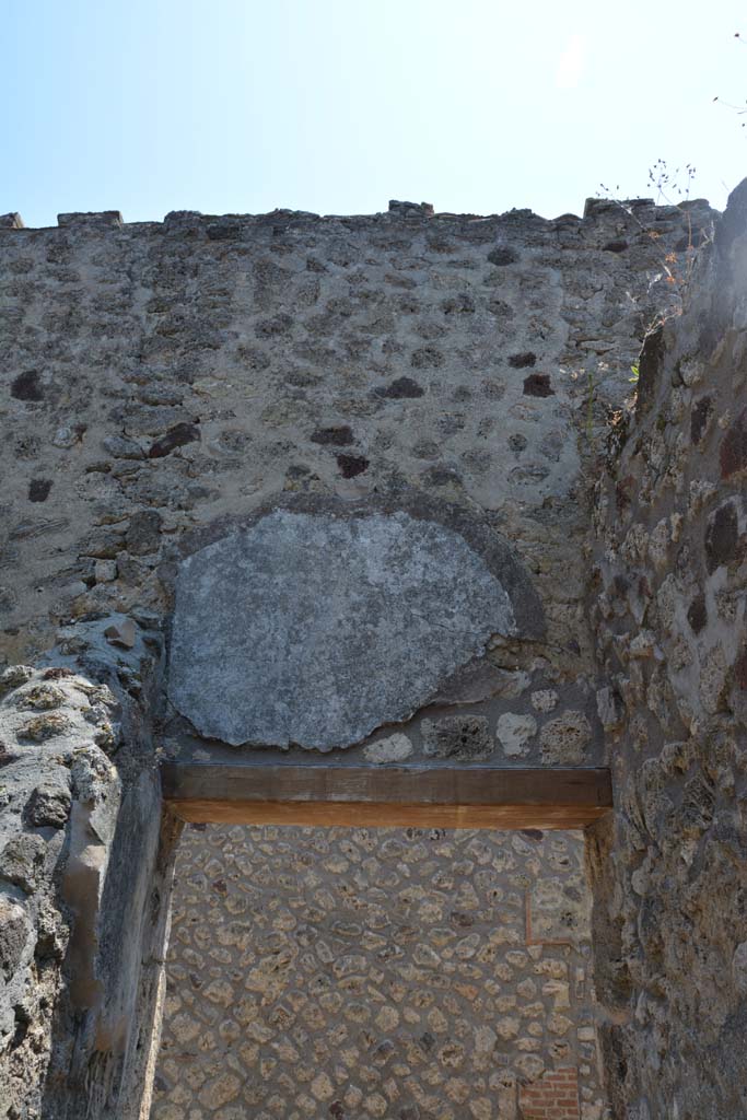 IX.5.6 Pompeii. May 2017.
Room y, looking towards upper south wall above entrance doorway.
Foto Christian Beck, ERC Grant 681269 DÉCOR.