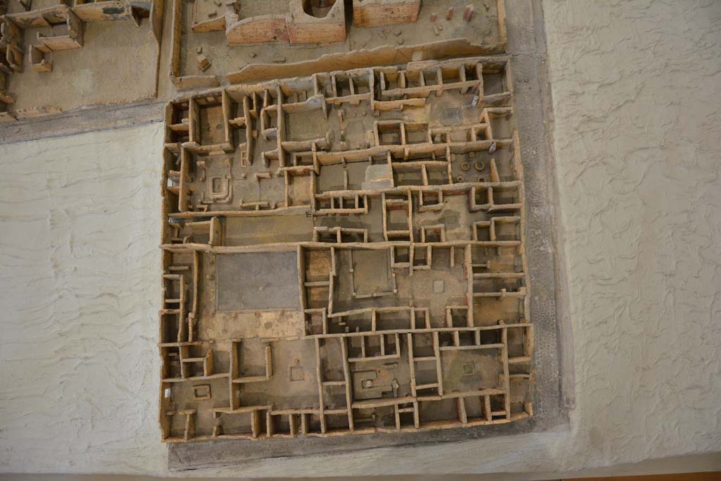 IX.5, Pompeii. July 2017. Overview of insula, with IX.5.17, linking across centre with IX.5.6.
Extract from cork model in Naples Archaeological Museum.
Foto Annette Haug, ERC Grant 681269 DÉCOR.