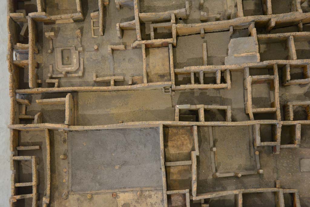 IX.5.17 Pompeii, across centre. July 2017. Looking towards rear garden area, south side of IX.5.6, with entrance at IX.5.17, on left.
From cork model in Naples Archaeological Museum.
Foto Annette Haug, ERC Grant 681269 DÉCOR