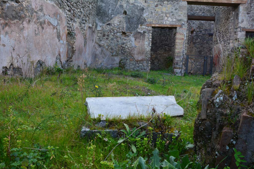 IX.5.18 Pompeii. March 2017.
Room b, looking south across atrium towards south-east corner.
On the right is the entrance corridor, the doorway to room h, centre right, and area of room i, in the south-east corner against the east wall, centre left.
Foto Christian Beck, ERC Grant 681269 DÉCOR.