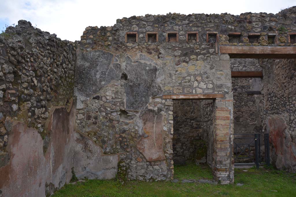 IX.5.18 Pompeii. March 2018.
Room “h”, looking towards doorway in south-east corner of atrium “b”, on east side of entrance corridor, on right.
Foto Annette Haug, ERC Grant 681269 DÉCOR.