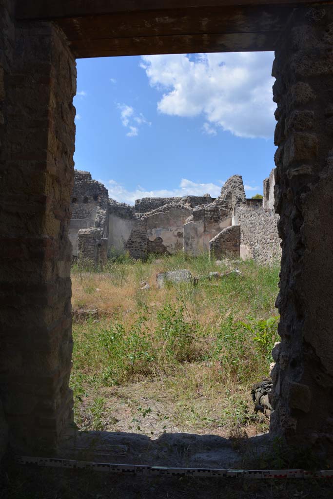 IX.5.18 Pompeii. May 2017.
Room h, looking north through doorway towards north-east side of atrium.
Foto Christian Beck, ERC Grant 681269 DÉCOR.