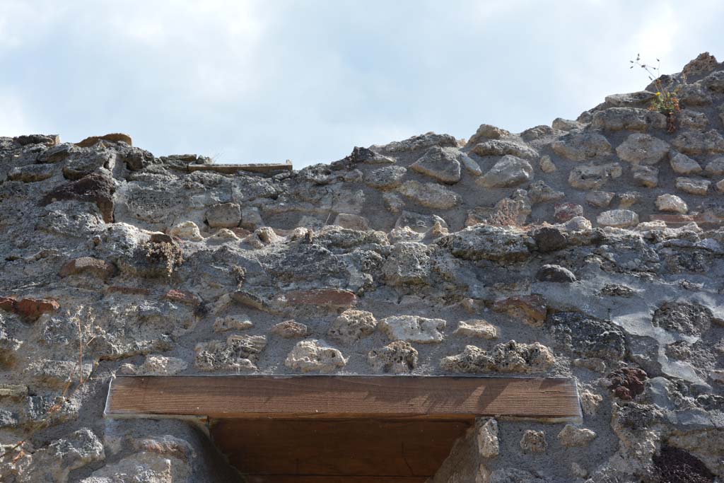 IX.5.18 Pompeii. May 2017. Room h, upper south wall above window at east end.
Foto Christian Beck, ERC Grant 681269 DÉCOR.