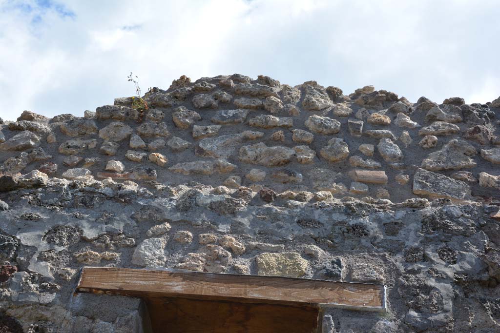 IX.5.18 Pompeii. May 2017. Room h, upper south wall above window at west end.
Foto Christian Beck, ERC Grant 681269 DÉCOR.